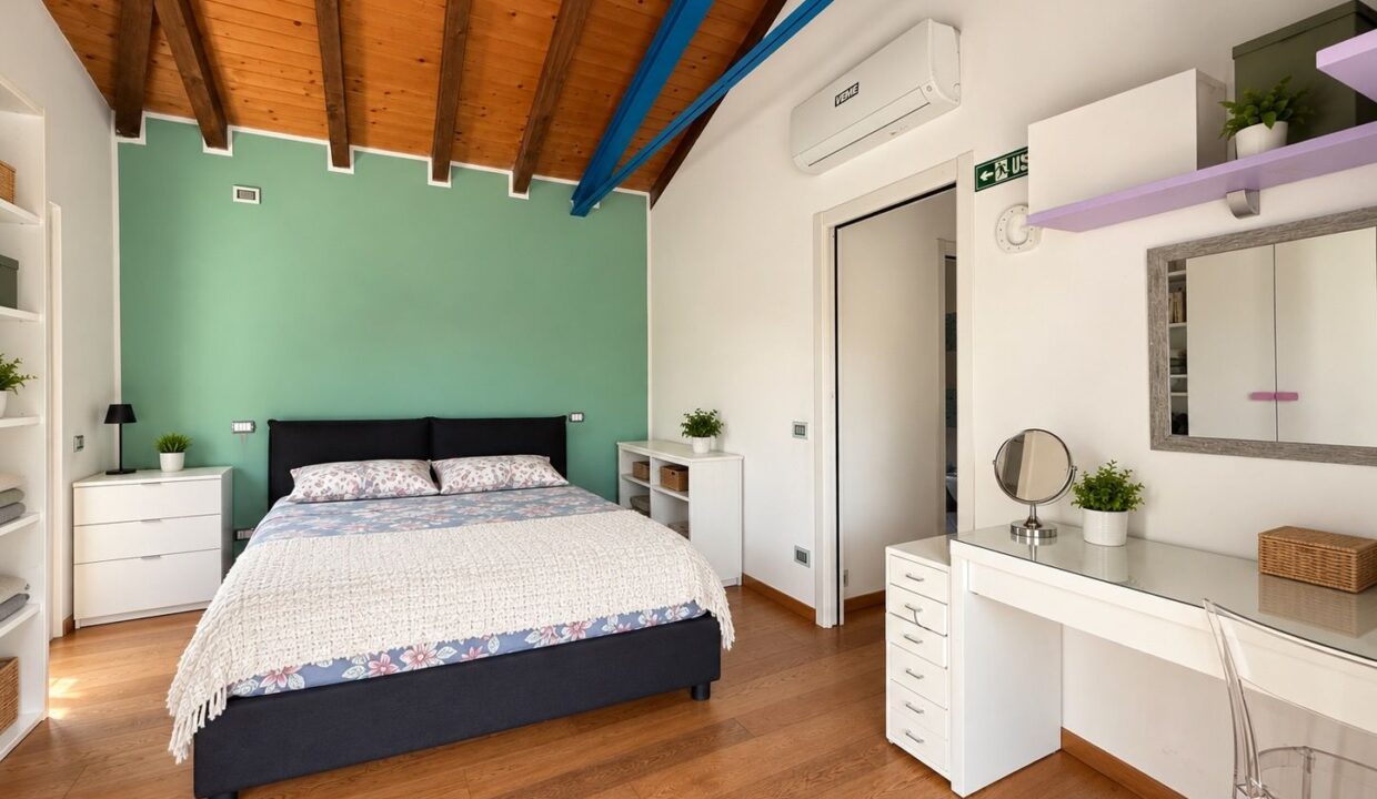 Comer See Dongo Moderne Villa mit Garten