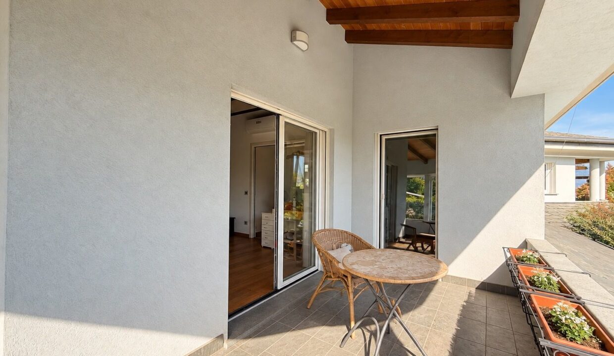 Comer See Dongo Moderne Villa mit Garten