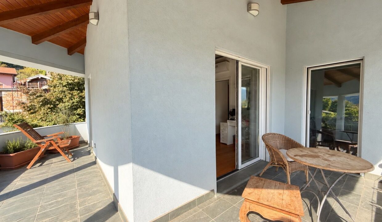 Comer See Dongo Moderne Villa mit Garten