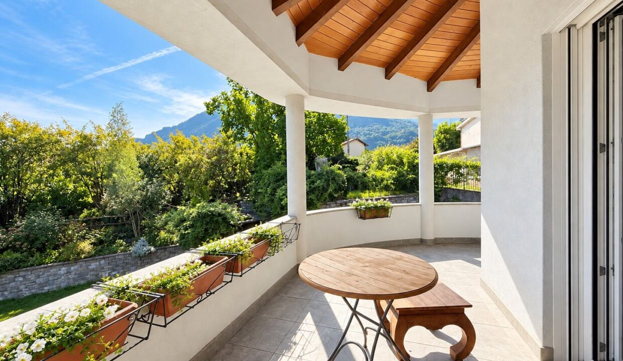 Comer See Dongo Moderne Villa mit Garten