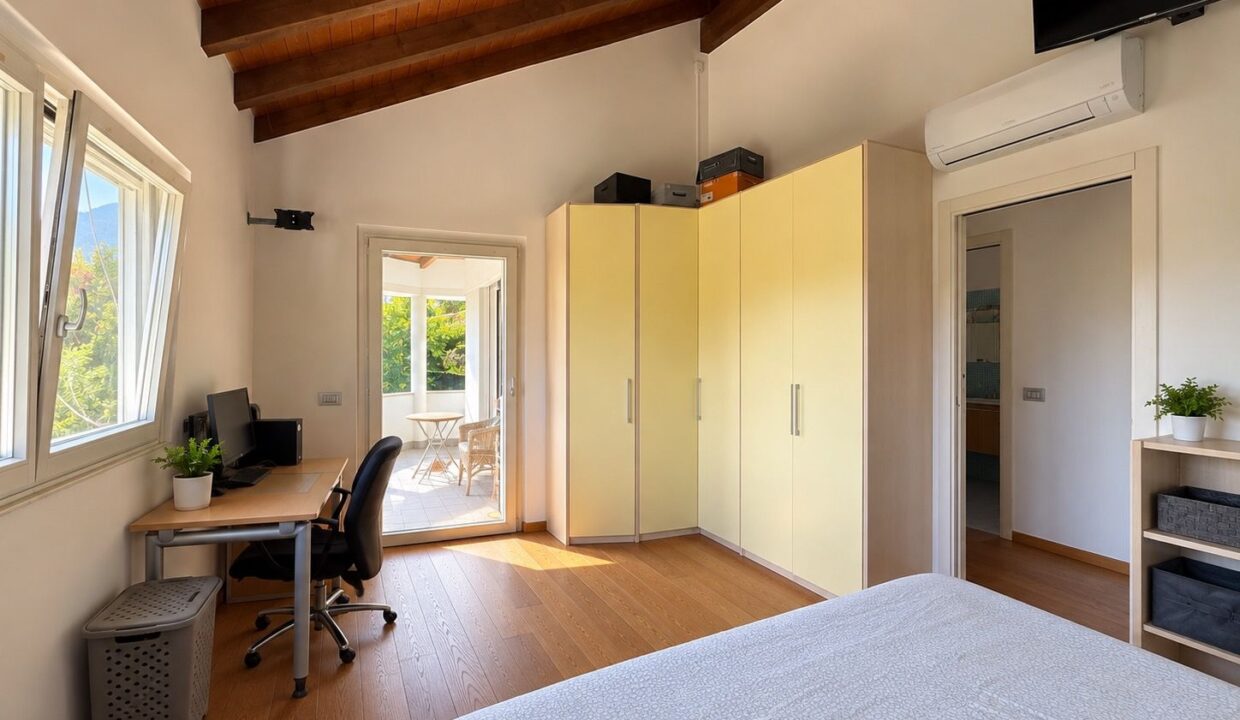 Comer See Dongo Moderne Villa mit Garten