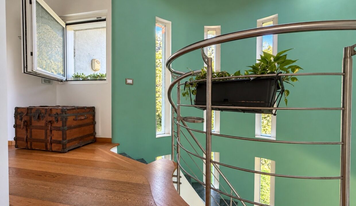 Comer See Dongo Moderne Villa mit Garten