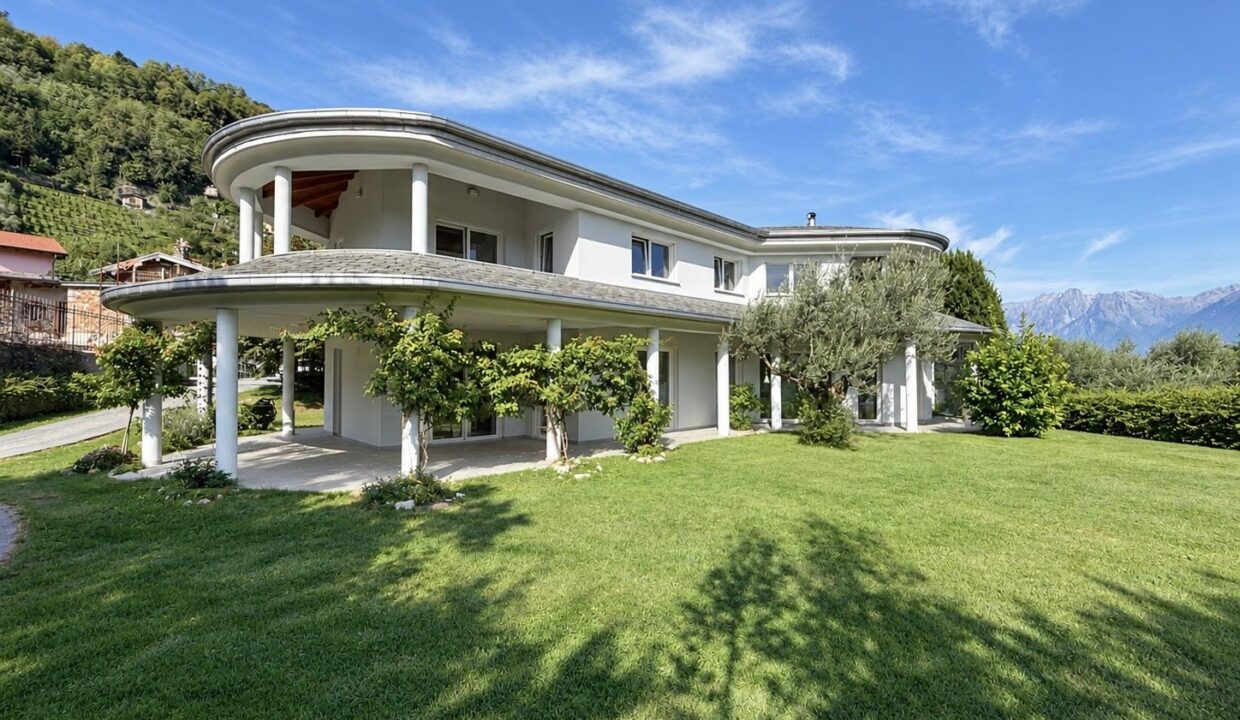 Comer See Dongo Moderne Villa mit Garten