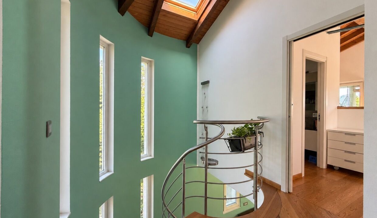 Comer See Dongo Moderne Villa mit Garten