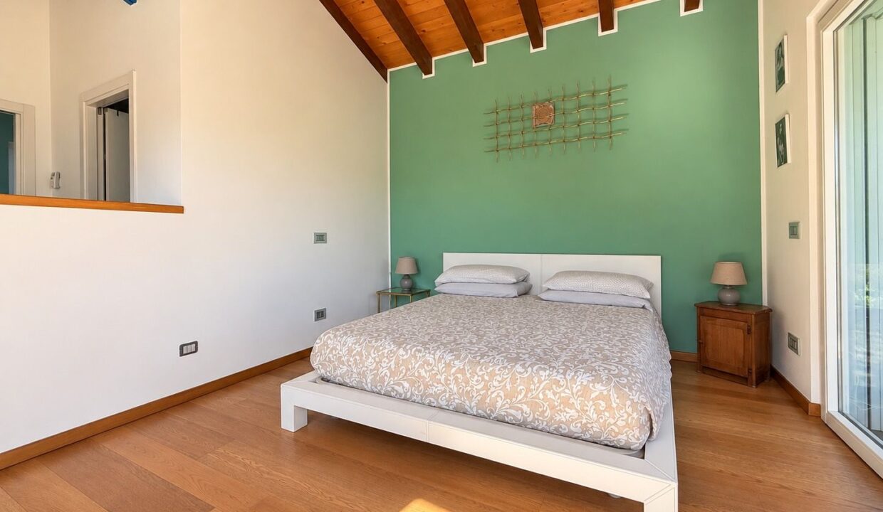 Comer See Dongo Moderne Villa mit Garten