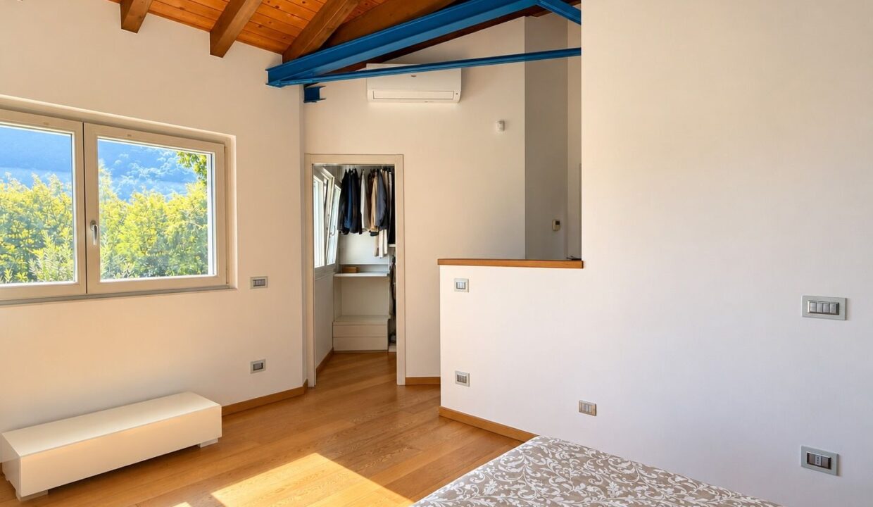 Comer See Dongo Moderne Villa mit Garten