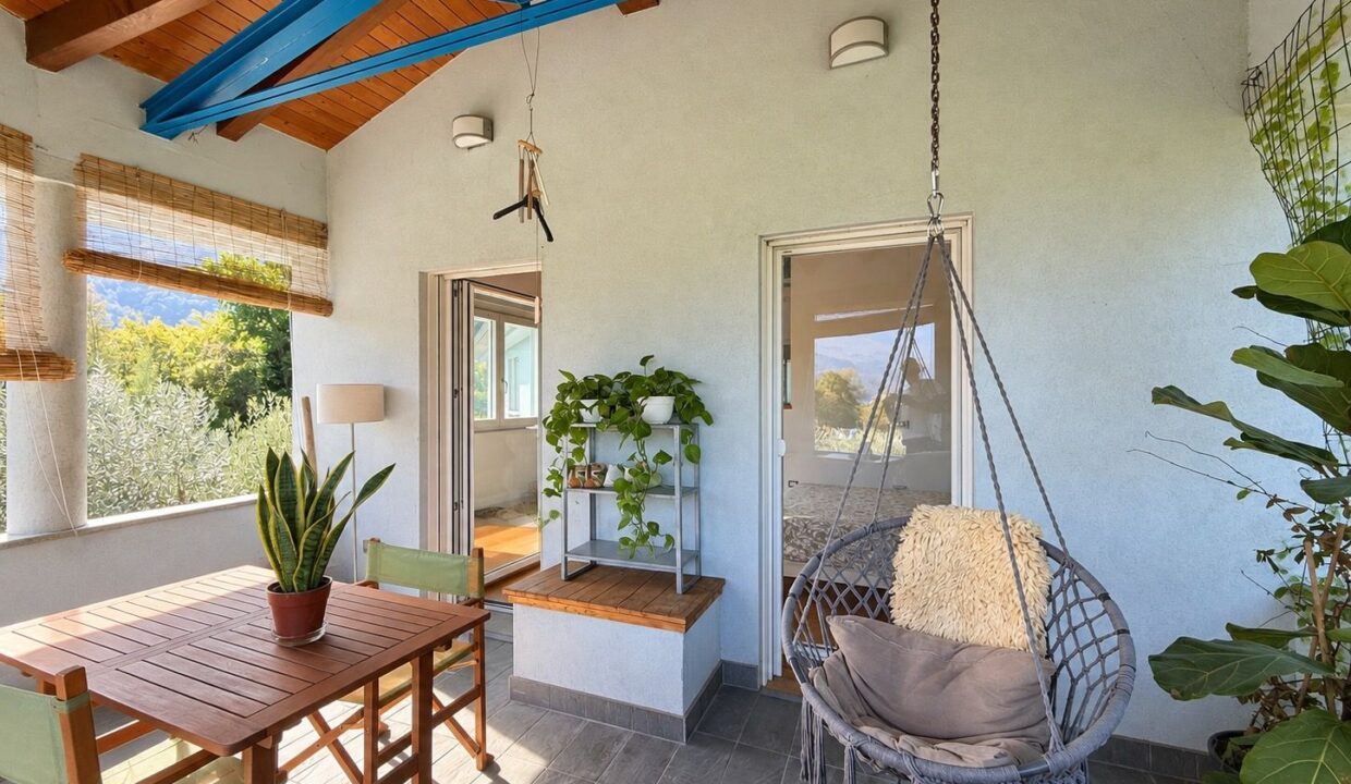 Comer See Dongo Moderne Villa mit Garten