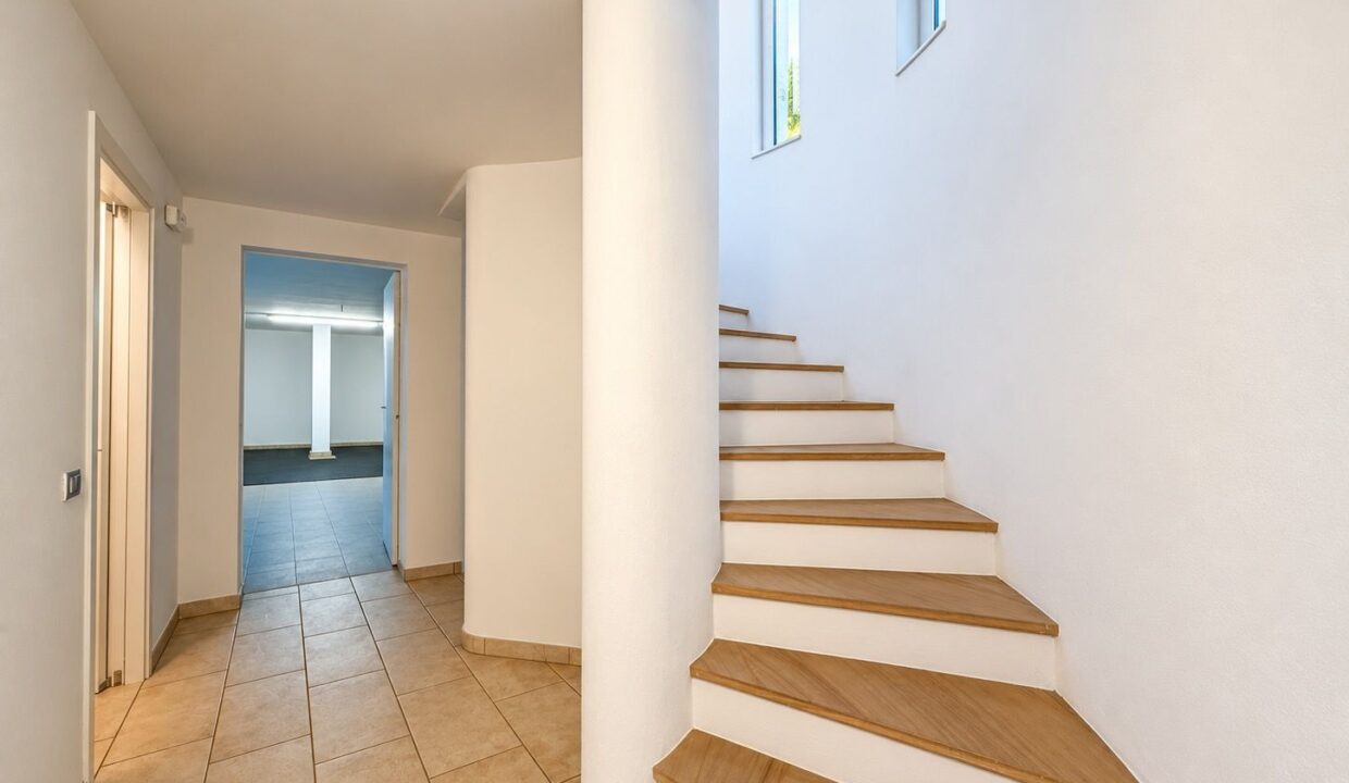 Comer See Dongo Moderne Villa mit Garten