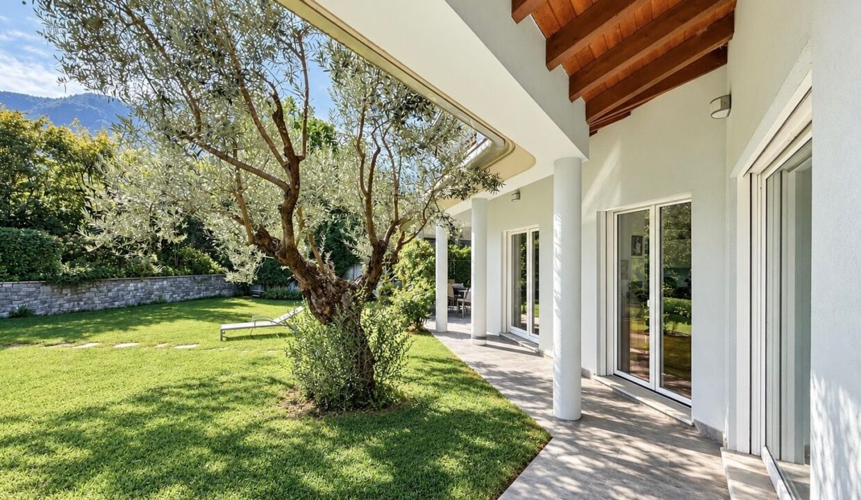 Comer See Dongo Moderne Villa mit Garten