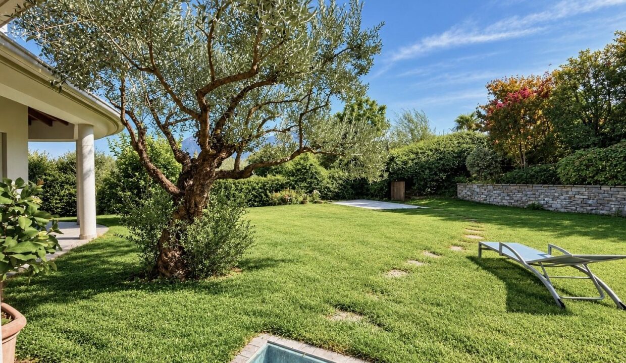 Comer See Dongo Moderne Villa mit Garten