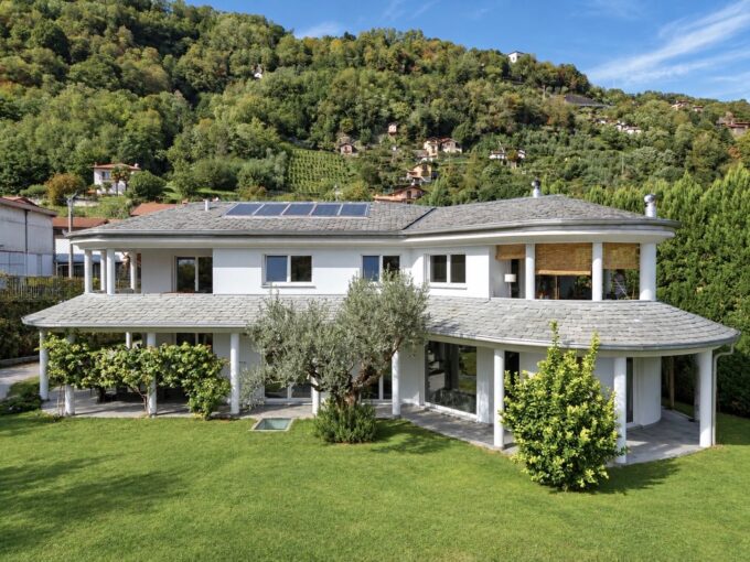 Comer See Dongo Moderne Villa mit Garten